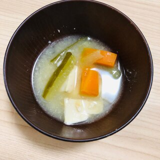 きゅうり、にんじん、豆腐のお味噌汁
